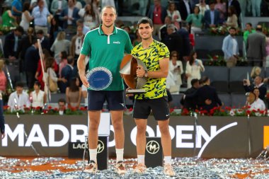 Madrid, İspanya - 5 Mayıs 2023: Carlos Alcaraz ve Struff arasındaki Mutua Madrid Açık Tenis maçı. Alcaraz Mutua Madrid Açık 2023 'ün galibi. Carlos Alcaraz galibiyet kupasıyla.