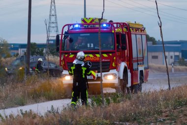 Madrid, İspanya - 20 Mayıs 2023: yoldaki bir villada yangın. Madrid 'den itfaiye ekipleri yol kenarındaki yangını söndürmeye çalışıyor. Madrid itfaiyecileri ve Toledo itfaiyecileri.