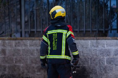 Madrid, İspanya - 20 Mayıs 2023: yoldaki bir villada yangın. Madrid 'den itfaiye ekipleri yol kenarındaki yangını söndürmeye çalışıyor. Madrid itfaiyecileri ve Toledo itfaiyecileri.