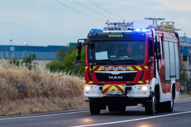 Madrid, İspanya - 20 Mayıs 2023: yoldaki bir villada yangın. Madrid 'den itfaiye ekipleri yol kenarındaki yangını söndürmeye çalışıyor. Madrid itfaiyecileri ve Toledo itfaiyecileri.