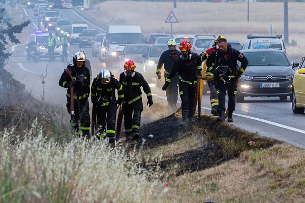 2023年5月20日 马德里 位于道路上的一座别墅失火 来自马德里的救火队试图扑灭路边的大火 马德里消防员和托莱多消防员 — 图库照片