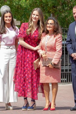 Madrid, İspanya - 25 Mayıs 2023: İnfanta Doa Sofia, ailesi İspanya Kralı ve Kraliçesi, Asturias Prensesi, Doa Sofia ve anneannesi ile birlikte Madrid 'de Katolik olarak kabul edildi..