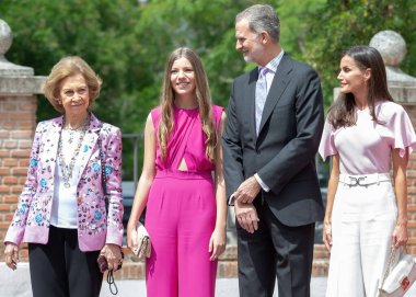 Madrid, İspanya - 25 Mayıs 2023: İnfanta Doa Sofia, ailesi İspanya Kralı ve Kraliçesi, Asturias Prensesi, Doa Sofia ve anneannesi ile birlikte Madrid 'de Katolik olarak kabul edildi..