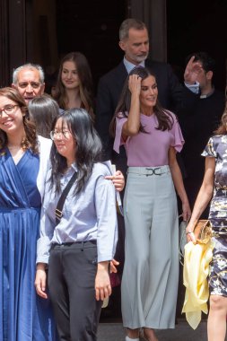 Madrid, İspanya - 25 Mayıs 2023: İnfanta Doa Sofia, ailesi İspanya Kralı ve Kraliçesi, Asturias Prensesi, Doa Sofia ve anneannesi ile birlikte Madrid 'de Katolik olarak kabul edildi..