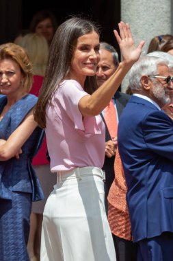 Madrid, İspanya - 25 Mayıs 2023: İnfanta Doa Sofia, ailesi İspanya Kralı ve Kraliçesi, Asturias Prensesi, Doa Sofia ve anneannesi ile birlikte Madrid 'de Katolik olarak kabul edildi..