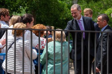 Madrid, İspanya - 25 Mayıs 2023: İnfanta Doa Sofia, ailesi İspanya Kralı ve Kraliçesi, Asturias Prensesi, Doa Sofia ve anneannesi ile birlikte Madrid 'de Katolik olarak kabul edildi..