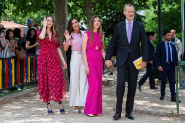 Madrid, İspanya - 25 Mayıs 2023: İnfanta Doa Sofia, ailesi İspanya Kralı ve Kraliçesi, Asturias Prensesi, Doa Sofia ve anneannesi ile birlikte Madrid 'de Katolik olarak kabul edildi..