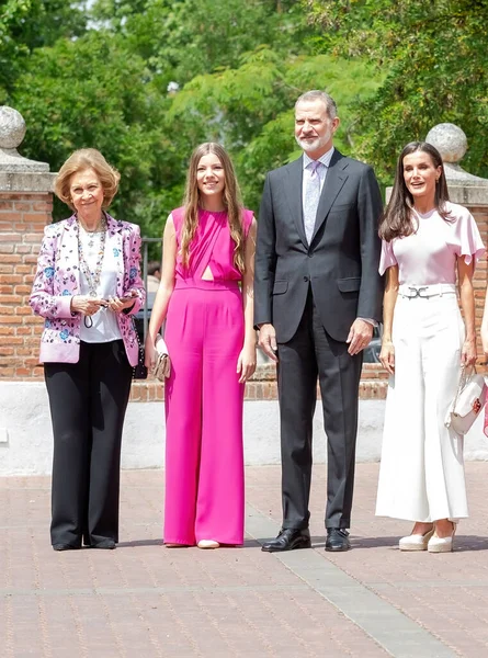 2023年5月25日 西班牙马德里 索菲亚公主与她的父母 西班牙国王和王后 阿斯图里亚斯公主 索菲亚和她的外公外婆一起 在马德里获得了天主教的认可 — 图库照片
