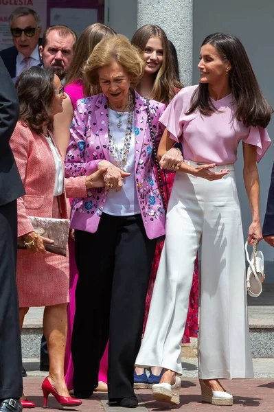 2023年5月25日 インファンタ ソフィアは 両親であるスペイン国王王妃 アストゥリアス王女 ソフィア 母方の祖父母とともに マドリードでカトリックの確認を受けた — ストック写真