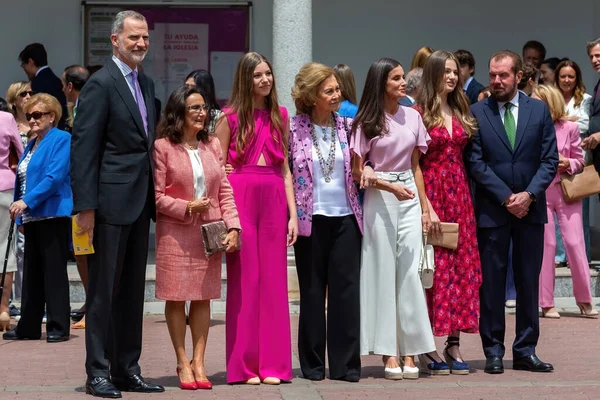 2023年5月25日 西班牙马德里 索菲亚公主与她的父母 西班牙国王和王后 阿斯图里亚斯公主 索菲亚和她的外公外婆一起 在马德里获得了天主教的认可 — 图库照片