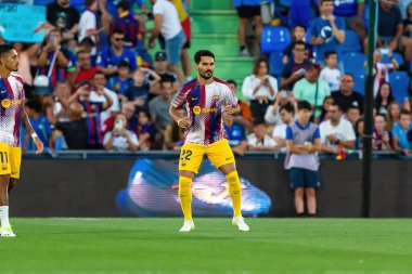 Madrid, İspanya - 13 Ağustos 2023: İspanya EA Spor Ligi 'nden Getafe FC ile Barcelona FC arasındaki futbol maçı. Tamam Gundogan topu aldı. Futbolcular.