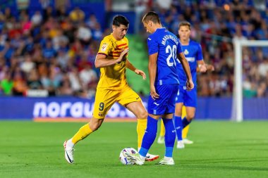 Madrid, İspanya - 13 Ağustos 2023: İspanya EA Spor Ligi 'nden Getafe FC ile Barcelona FC arasındaki futbol maçı. Top Robert Lewandowki 'de. Futbolcular.