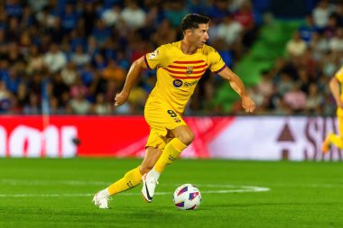 Madrid, İspanya - 13 Ağustos 2023: İspanya EA Spor Ligi 'nden Getafe FC ile Barcelona FC arasındaki futbol maçı. Top Robert Lewandowki 'de. Futbolcular.