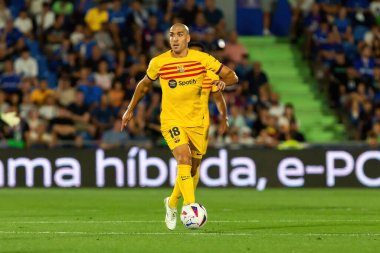 Madrid, İspanya - 13 Ağustos 2023: İspanya EA Spor Ligi 'nden Getafe FC ile Barcelona FC arasındaki futbol maçı. Top Oriol Romeu 'da. Futbolcular.