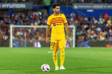 Madrid, İspanya - 13 Ağustos 2023: İspanya EA Spor Ligi 'nden Getafe FC ile Barcelona FC arasındaki futbol maçı. Tamam Gundogan topu aldı. Futbolcular.