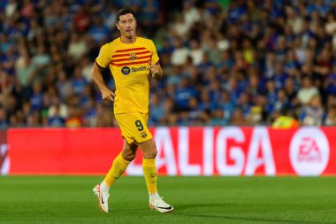 Madrid, İspanya - 13 Ağustos 2023: İspanya EA Spor Ligi 'nden Getafe FC ile Barcelona FC arasındaki futbol maçı. Top Robert Lewandowki 'de. Futbolcular.