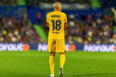 Madrid, İspanya - 13 Ağustos 2023: İspanya EA Spor Ligi 'nden Getafe FC ile Barcelona FC arasındaki futbol maçı. Top Oriol Romeu 'da. Futbolcular.