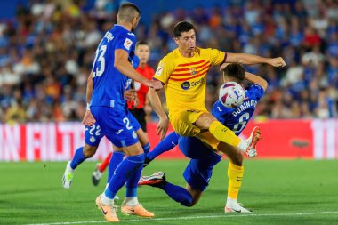 Madrid, İspanya - 13 Ağustos 2023: İspanya EA Spor Ligi 'nden Getafe FC ile Barcelona FC arasındaki futbol maçı. Top Robert Lewandowki 'de. Futbolcular.
