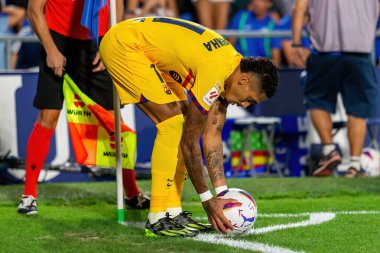 Madrid, İspanya - 13 Ağustos 2023: İspanya EA Spor Ligi 'nden Getafe FC ile Barcelona FC arasındaki futbol maçı. Raphinha topu aldı. Futbolcular.