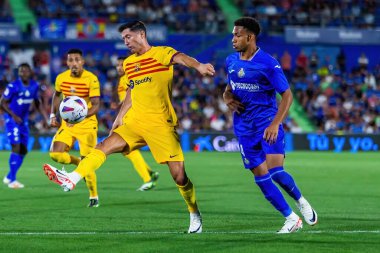 Madrid, İspanya - 13 Ağustos 2023: İspanya EA Spor Ligi 'nden Getafe FC ile Barcelona FC arasındaki futbol maçı. Top Robert Lewandowki 'de. Futbolcular.