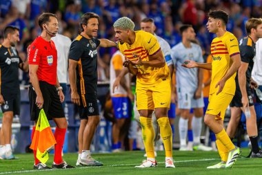 Madrid, İspanya - 13 Ağustos 2023: İspanya EA Spor Ligi 'nden Getafe FC ile Barcelona FC arasındaki futbol maçı. Ronald Araujo topu aldı. Futbolcular.