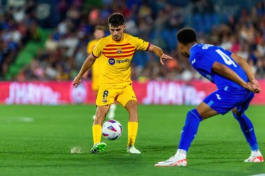 Madrid, İspanya - 13 Ağustos 2023: İspanya EA Spor Ligi 'nden Getafe FC ile Barcelona FC arasındaki futbol maçı. Top Pedri 'de. Futbolcular.