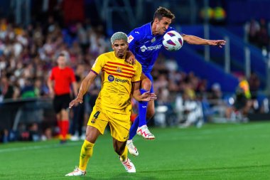 Madrid, İspanya - 13 Ağustos 2023: İspanya EA Spor Ligi 'nden Getafe FC ile Barcelona FC arasındaki futbol maçı. Ronald Araujo topu aldı. Futbolcular.