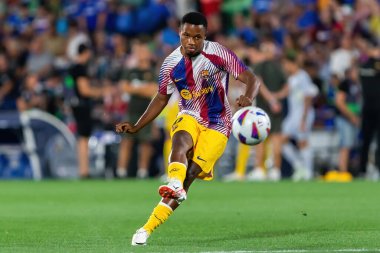 Madrid, İspanya - 13 Ağustos 2023: İspanya EA Spor Ligi 'nden Getafe FC ile Barcelona FC arasındaki futbol maçı. Top Ansu Fati 'de. Futbolcular.