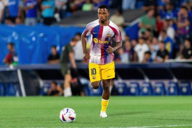 Madrid, İspanya - 13 Ağustos 2023: İspanya EA Spor Ligi 'nden Getafe FC ile Barcelona FC arasındaki futbol maçı. Top Ansu Fati 'de. Futbolcular.