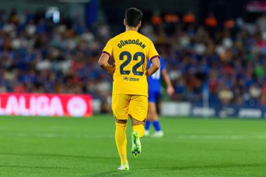 Madrid, İspanya - 13 Ağustos 2023: İspanya EA Spor Ligi 'nden Getafe FC ile Barcelona FC arasındaki futbol maçı. Tamam Gundogan topu aldı. Futbolcular.