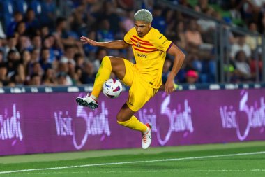 Madrid, İspanya - 13 Ağustos 2023: İspanya EA Spor Ligi 'nden Getafe FC ile Barcelona FC arasındaki futbol maçı. Ronald Araujo topu aldı. Futbolcular.