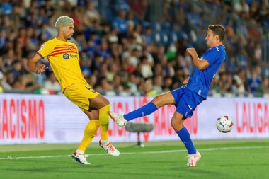 Madrid, İspanya - 13 Ağustos 2023: İspanya EA Spor Ligi 'nden Getafe FC ile Barcelona FC arasındaki futbol maçı. Ronald Araujo topu aldı. Futbolcular.