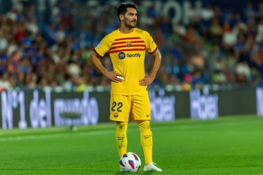 Madrid, İspanya - 13 Ağustos 2023: İspanya EA Spor Ligi 'nden Getafe FC ile Barcelona FC arasındaki futbol maçı. Tamam Gundogan topu aldı. Futbolcular.