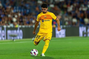 Madrid, İspanya - 13 Ağustos 2023: İspanya EA Spor Ligi 'nden Getafe FC ile Barcelona FC arasındaki futbol maçı. Tamam Gundogan topu aldı. Futbolcular.