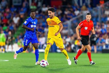 Madrid, İspanya - 13 Ağustos 2023: İspanya EA Spor Ligi 'nden Getafe FC ile Barcelona FC arasındaki futbol maçı. Tamam Gundogan topu aldı. Futbolcular.