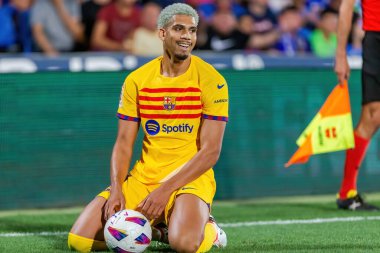Madrid, İspanya - 13 Ağustos 2023: İspanya EA Spor Ligi 'nden Getafe FC ile Barcelona FC arasındaki futbol maçı. Ronald Araujo topu aldı. Futbolcular.