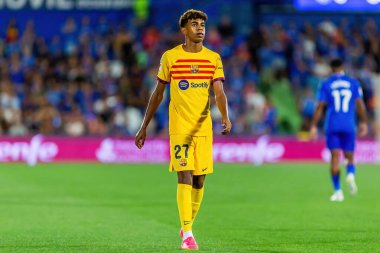 Madrid, İspanya - 13 Ağustos 2023: İspanya EA Spor Ligi 'nden Getafe FC ile Barcelona FC arasındaki futbol maçı. Lamine Yamal topu aldı. Futbolcular.