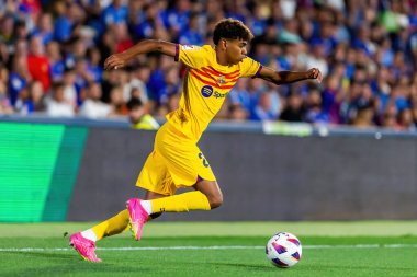 Madrid, İspanya - 13 Ağustos 2023: İspanya EA Spor Ligi 'nden Getafe FC ile Barcelona FC arasındaki futbol maçı. Lamine Yamal topu aldı. Futbolcular.