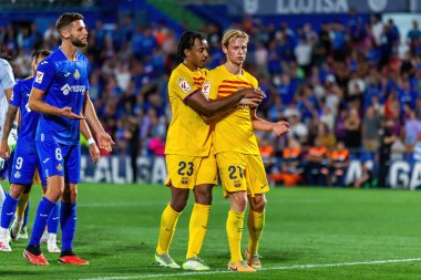 Madrid, İspanya - 13 Ağustos 2023: İspanya EA Spor Ligi 'nden Getafe FC ile Barcelona FC arasındaki futbol maçı. Top Frankie de Jong 'da. Futbolcular.