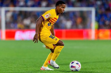 Madrid, İspanya - 13 Ağustos 2023: İspanya EA Spor Ligi 'nden Getafe FC ile Barcelona FC arasındaki futbol maçı. Top Ansu Fati 'de. Futbolcular.