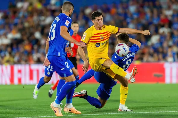 Madrid, İspanya - 13 Ağustos 2023: İspanya EA Spor Ligi 'nden Getafe FC ile Barcelona FC arasındaki futbol maçı. Top Robert Lewandowki 'de. Futbolcular.