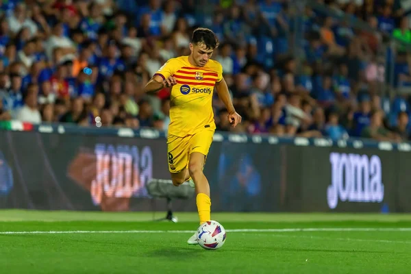 Madrid, İspanya - 13 Ağustos 2023: İspanya EA Spor Ligi 'nden Getafe FC ile Barcelona FC arasındaki futbol maçı. Top Pedri 'de. Futbolcular.