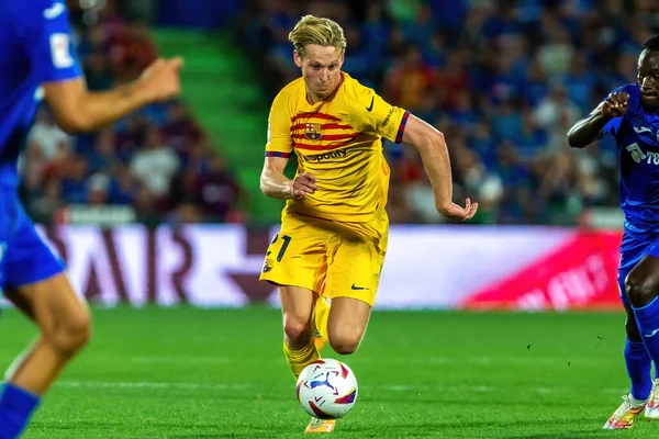 Madrid, İspanya - 13 Ağustos 2023: İspanya EA Spor Ligi 'nden Getafe FC ile Barcelona FC arasındaki futbol maçı. Top Frankie de Jong 'da. Futbolcular.