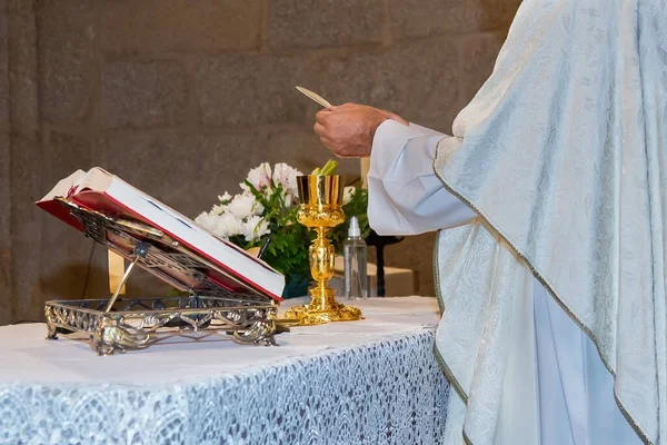 Cérémonie Eucharistique Pendant Messe Rituel Catholique Prêtre Soutane Blanche Célébrant — Photo