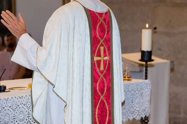 Cerimônia Eucarística Durante Missa Ritual Católico Sacerdote Uma Batina Branca — Fotografia de Stock
