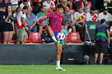 Madrid, İspanya - 28 Ağustos 2023: Rayo Vallecano ve Atletico de Madrid arasındaki lig maçı. Joao Felix futbol sahasında ısınıyor..