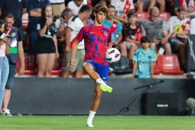 Madrid, İspanya - 28 Ağustos 2023: Rayo Vallecano ve Atletico de Madrid arasındaki lig maçı. Joao Felix futbol sahasında ısınıyor..