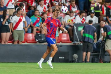 Madrid, İspanya - 28 Ağustos 2023: Rayo Vallecano ve Atletico de Madrid arasındaki lig maçı. Joao Felix futbol sahasında ısınıyor..
