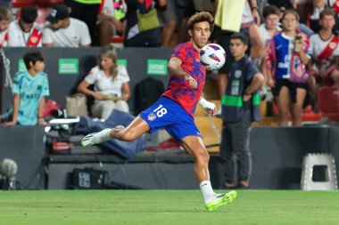 Madrid, İspanya - 28 Ağustos 2023: Rayo Vallecano ve Atletico de Madrid arasındaki lig maçı. Joao Felix futbol sahasında ısınıyor..