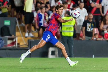 Madrid, İspanya - 28 Ağustos 2023: Rayo Vallecano ve Atletico de Madrid arasındaki lig maçı. Joao Felix futbol sahasında ısınıyor..